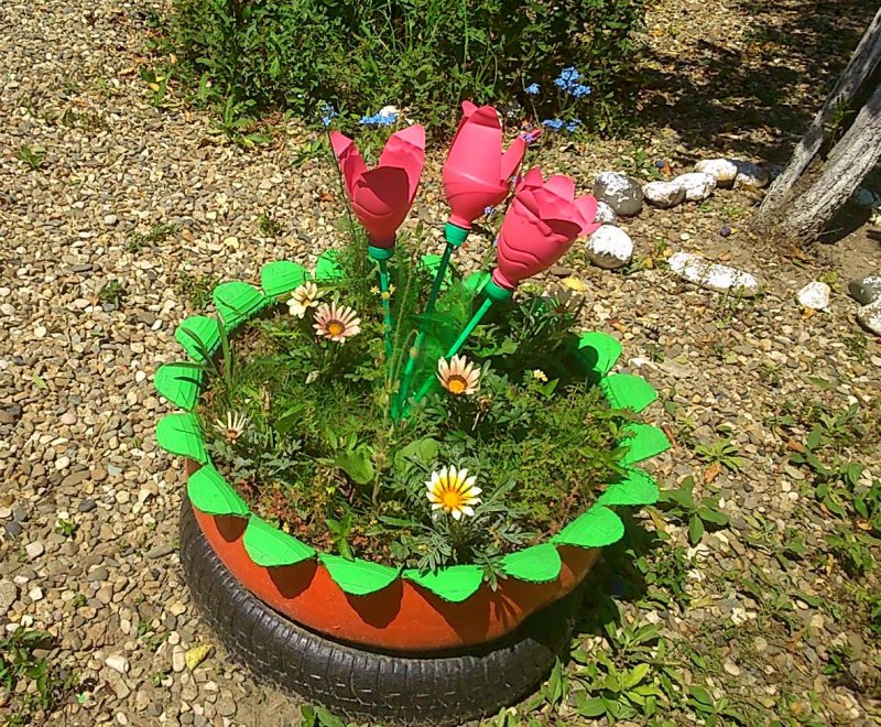 Клумбы из пластиковых бутылок
