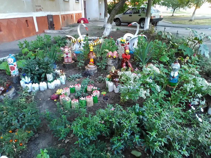 Клумбы из пластмассовых бутылок