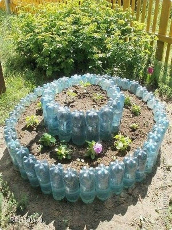 Цветник из пластиковых бутылок