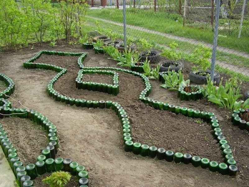 Клумбы из бутылок