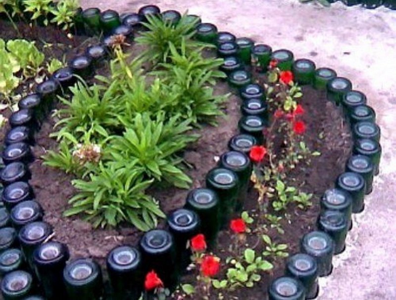 Клумба из пивных бутылок