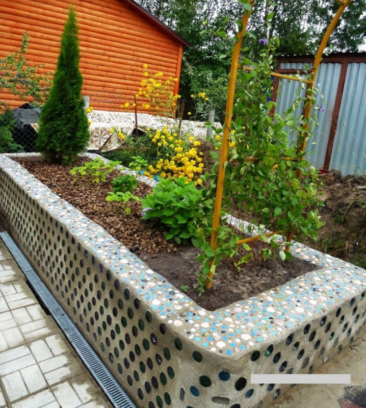 Грядки из бутылок стеклянных