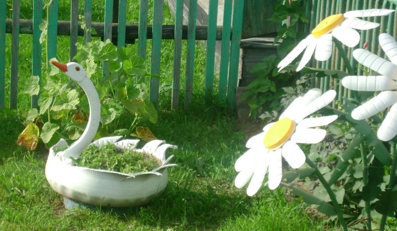 Клумба лебедь из бутылок