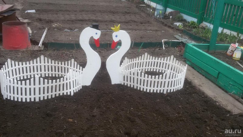 Заборчик из пластиковых бутылок для клумбы