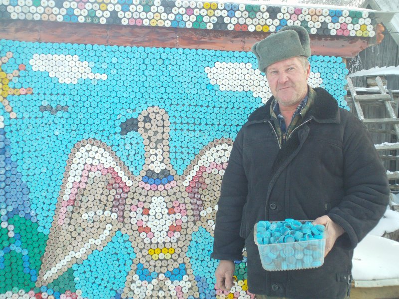 Николай Петряков создает картины из пластиковых пробок