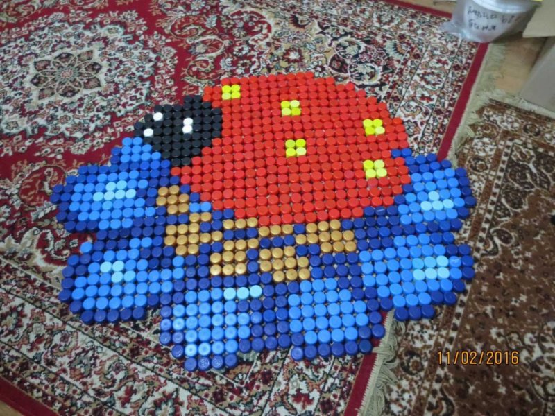Мозаика коровка из пластиковых крышек