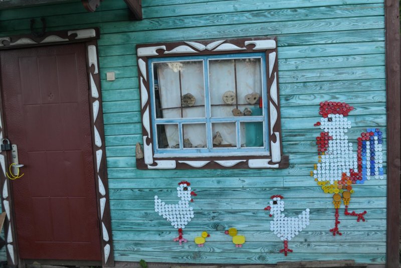 Петух из пластиковых крышек