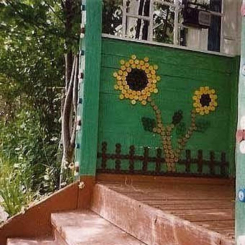 Украшения на даче из пробок от пластиковых бутылок
