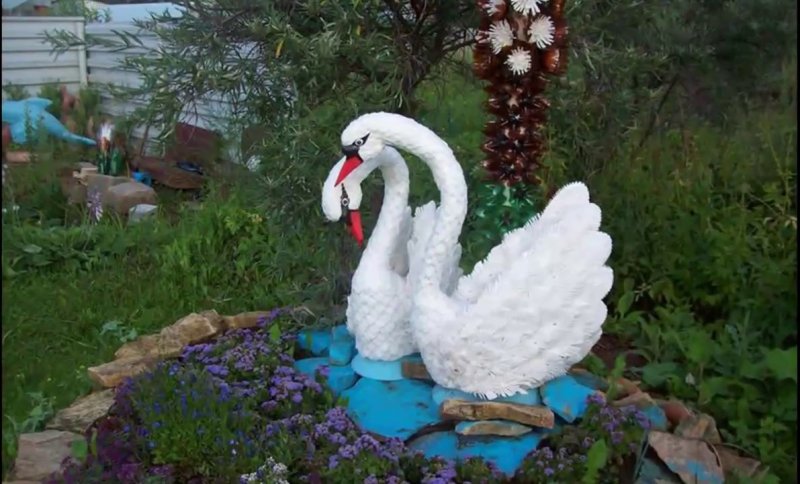 Клумба лебедь из бутылок