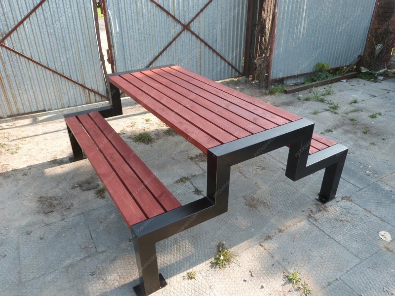 Дачная скамейка из старой кровати