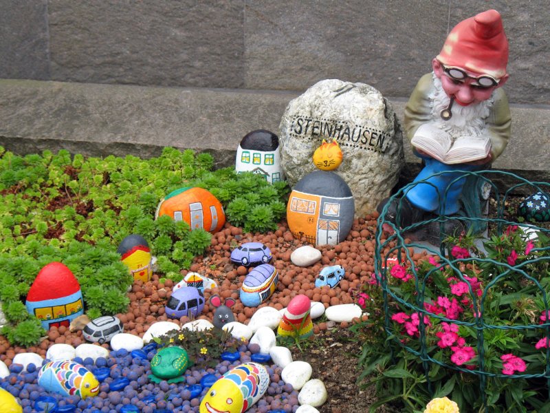 Клумбы с фигурками