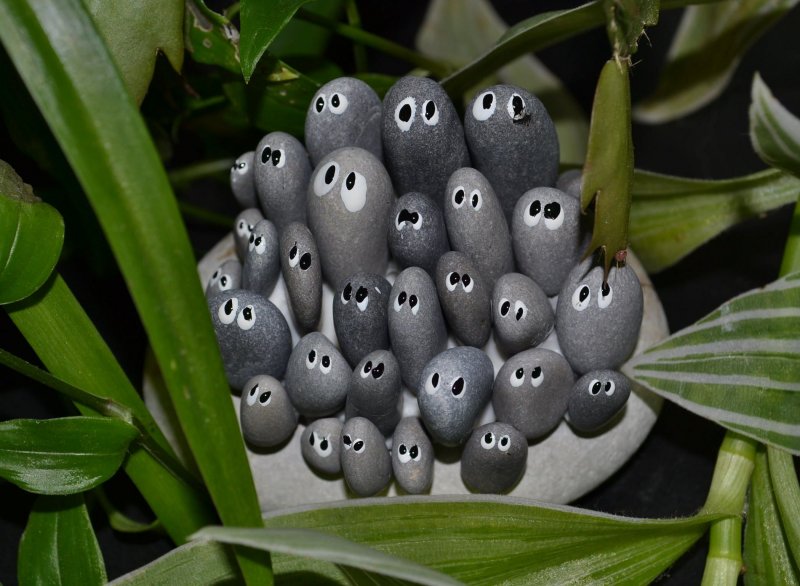 Божья коровка из гальки