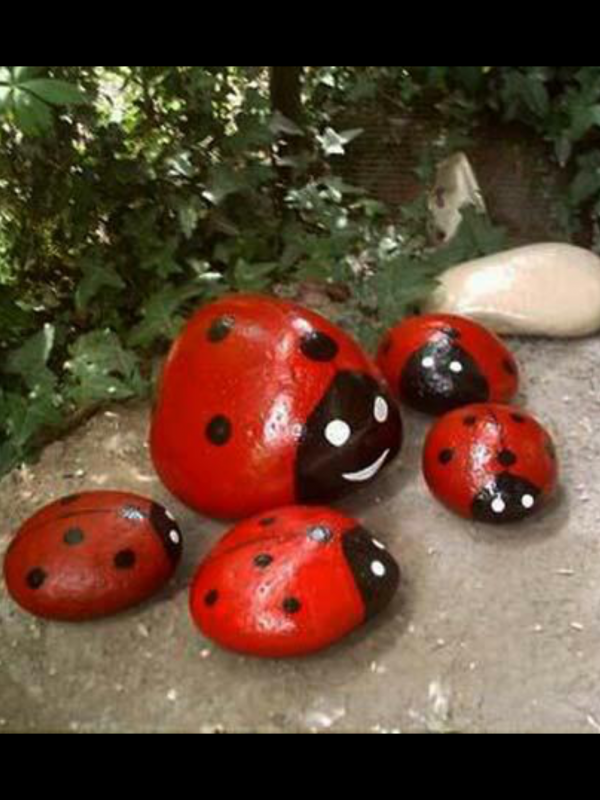 Божья коровка из камня для сада