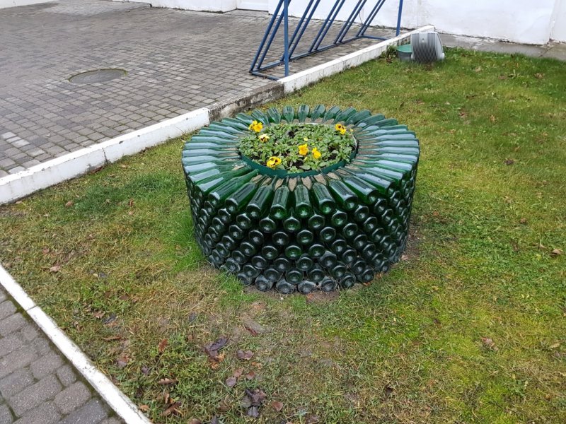 Клумба из пивных бутылок