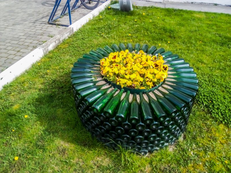 Клумба из бутылок шампанского