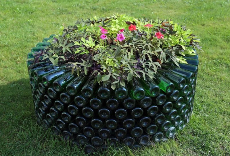 Клумбы из бутылок стеклянных