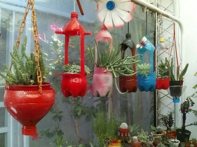 Подвесные горшки из пластиковых бутылок