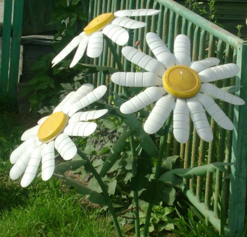 Ромашки из пластиковых бутылок