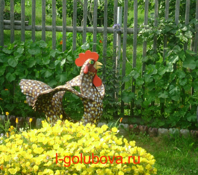 Садовые игрушки в цветнике