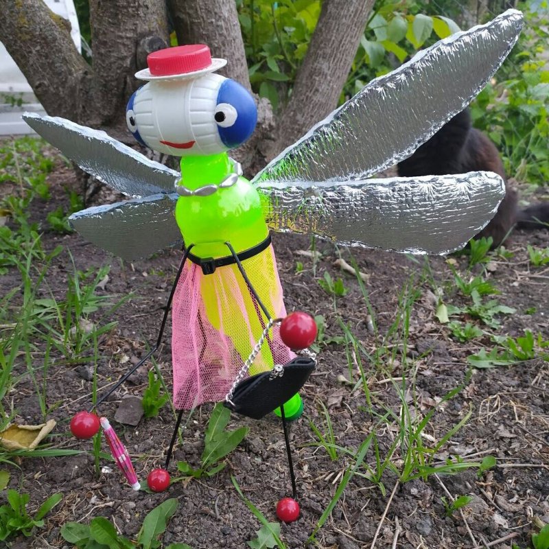 Стрекоза из пластиковых бутылок