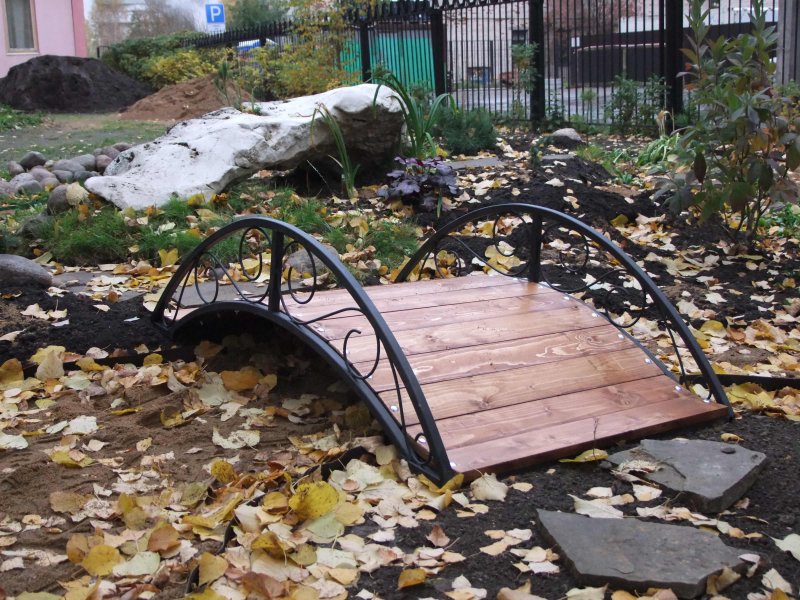 Мостик с кашпо