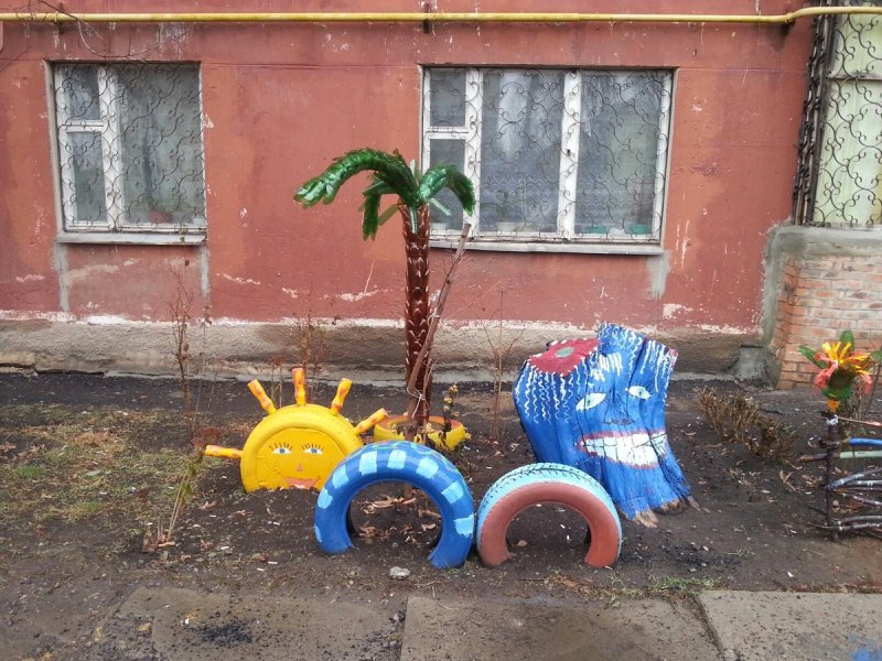 Украшение двора из шин