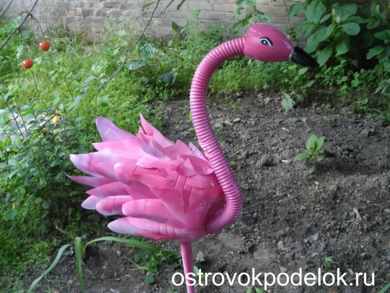 Фламинго из бутылок