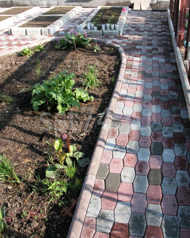 Тротуарная плитка в огороде