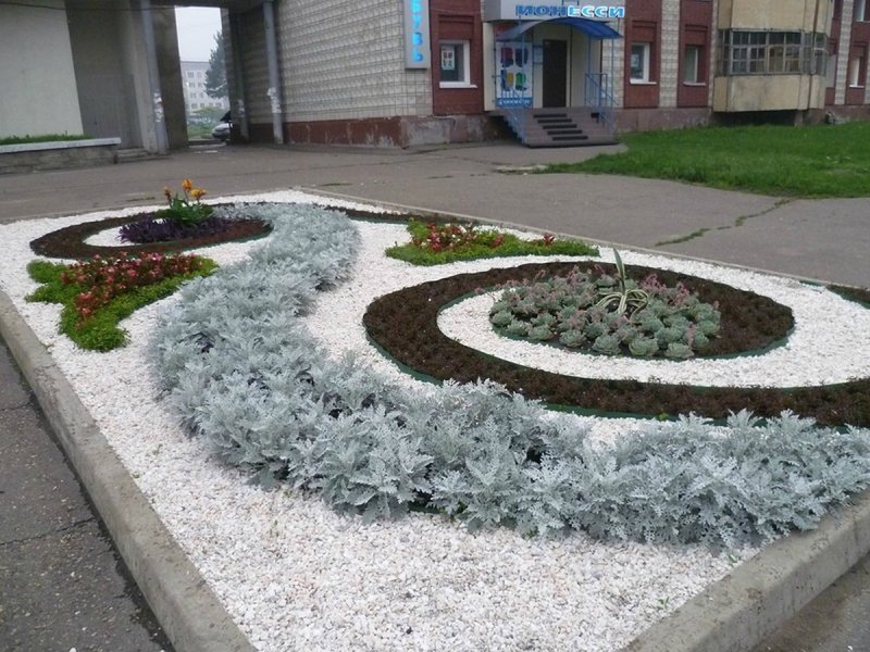 Отсыпка клумбы мраморной крошкой