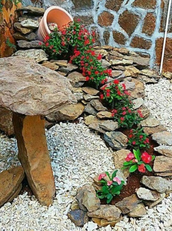 Клумбы из природного камня