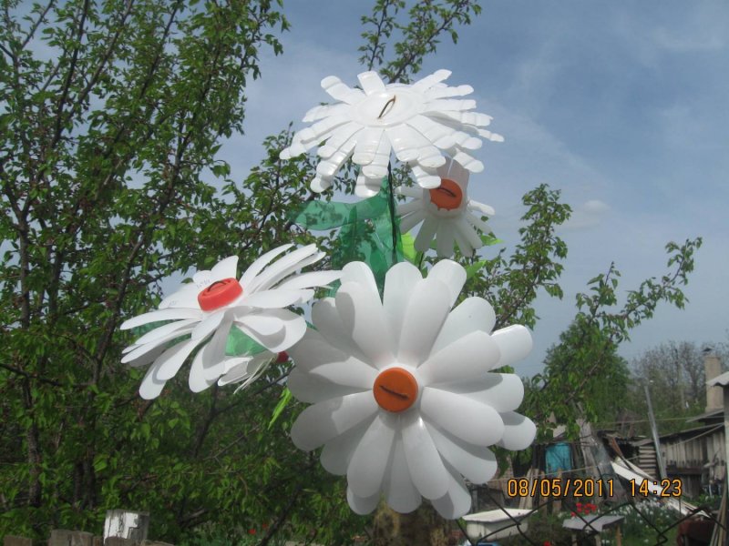Ромашки из бутылок пластиковых для сада