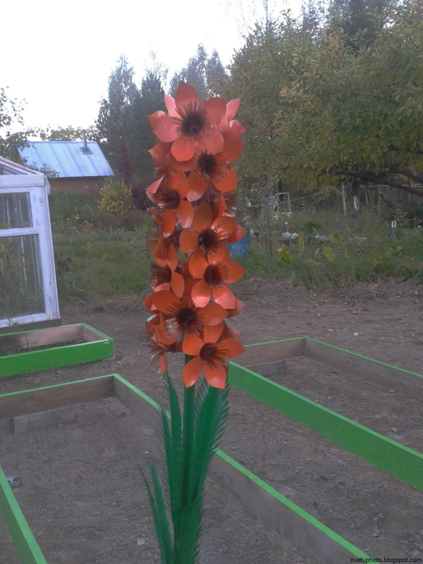 Пластиковые цветы для сада