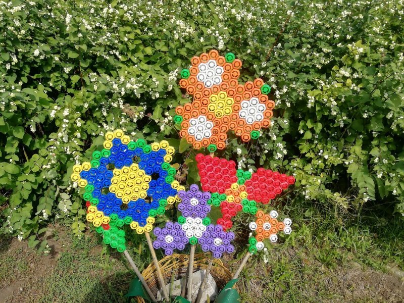 Цветы из крышек от пластиковых бутылок для дачи