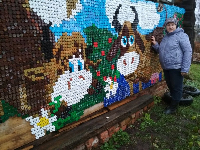 Панно из крышек от пластиковых бутылок