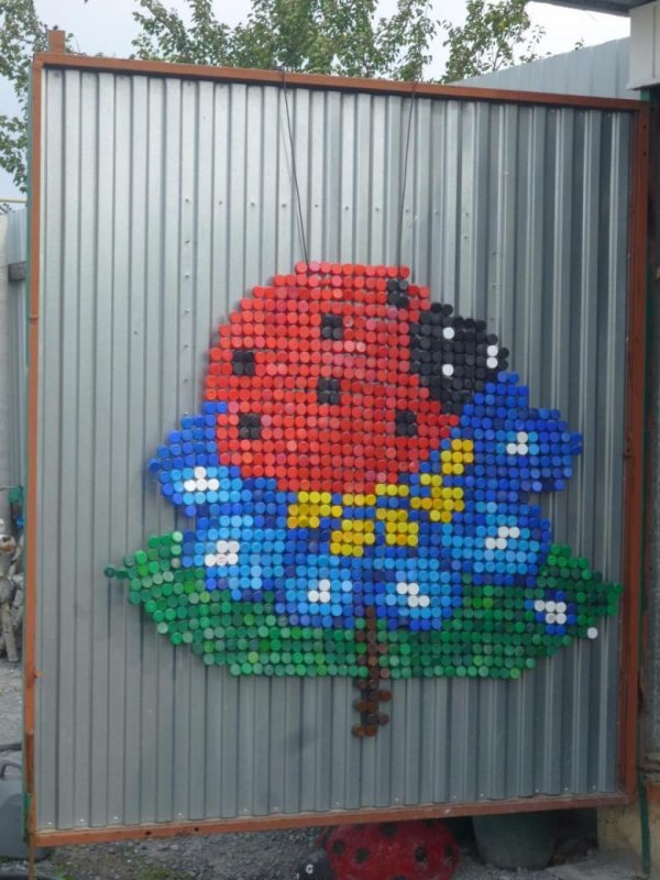 Из пластиковых крышек
