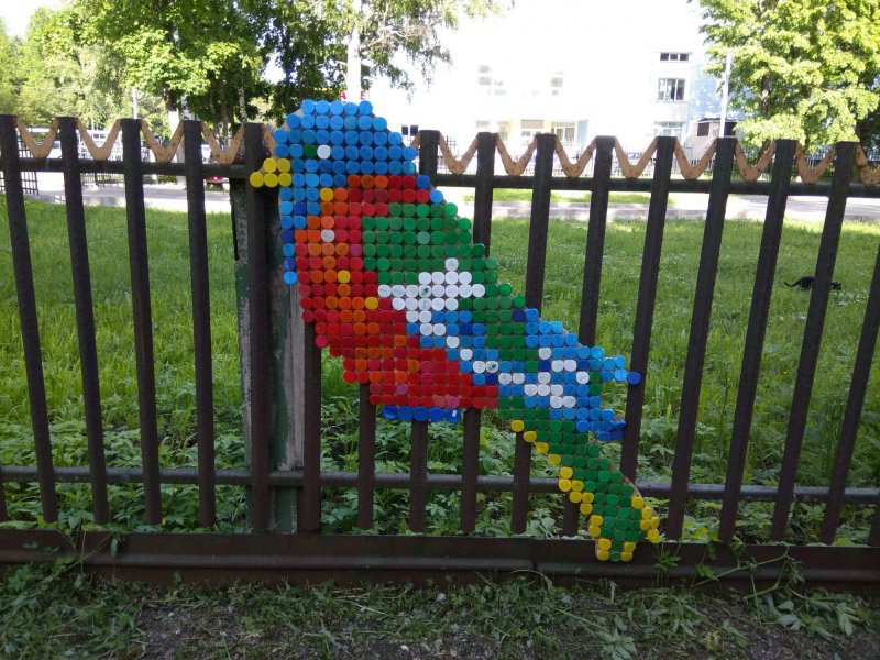 Забор из пластиковых крышек