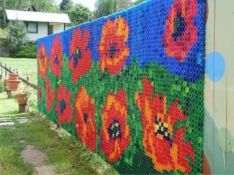 Забор из крышек пластиковых бутылок
