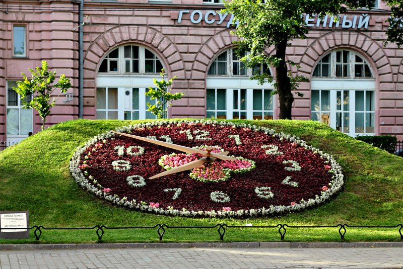 Александровский парк швейцарская клумба часы