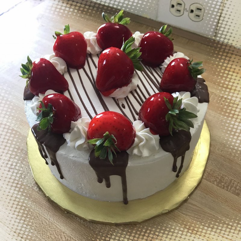 Декор торта клубникой