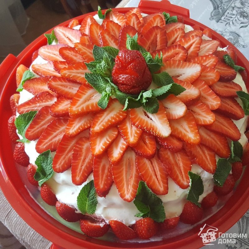 Украшение торта Бонапарт клубникой и киви