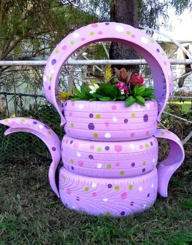 Клумба из из чайников