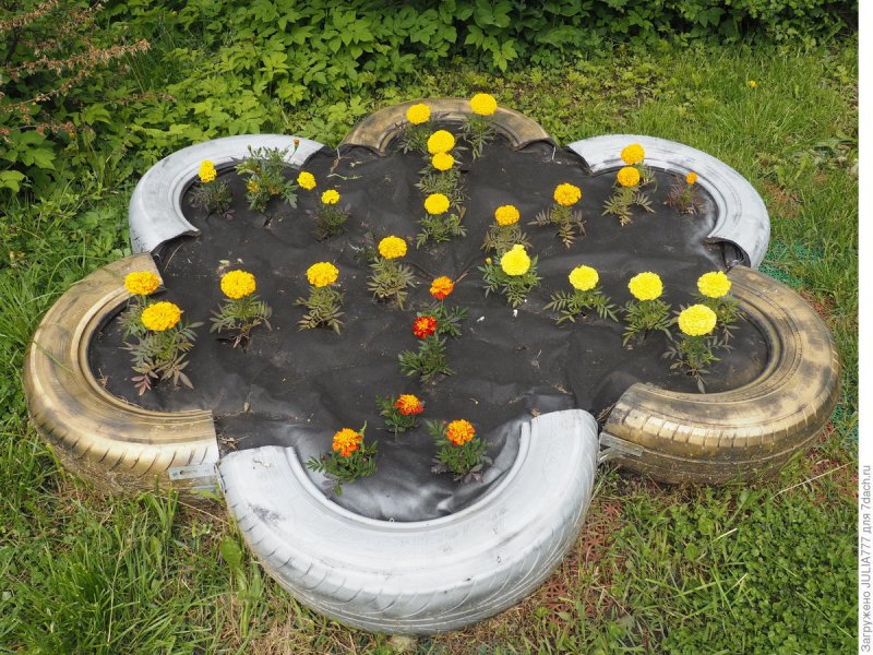 Клумба из старых колес