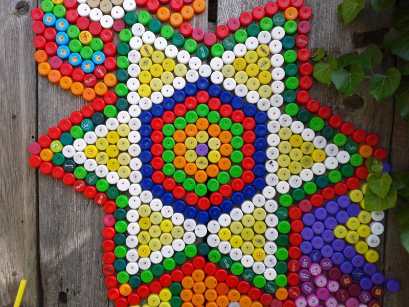 Мозаика из пластмассовых пробок