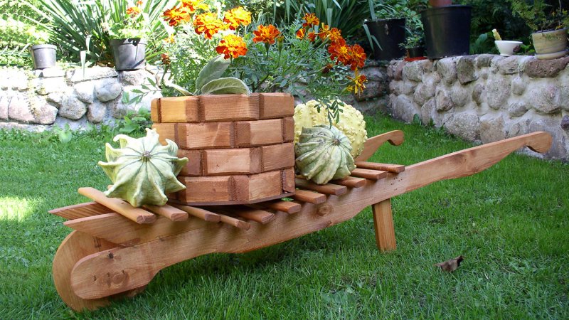 Садовые украшения из дерева