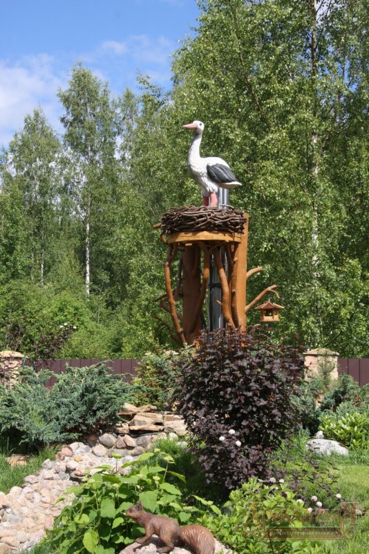 Аисты в саду декор