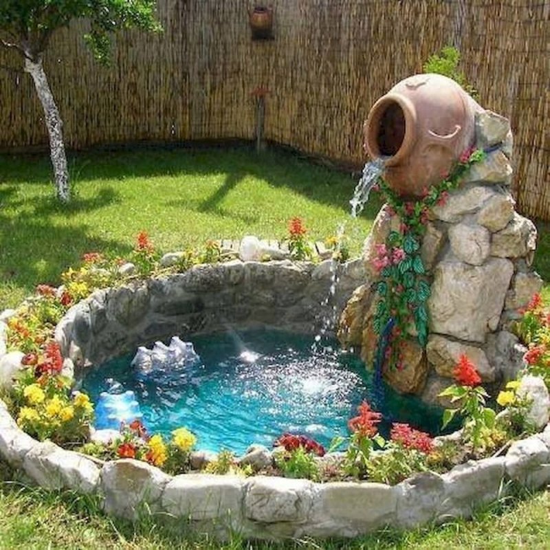 Палисадник с фонтанчиком