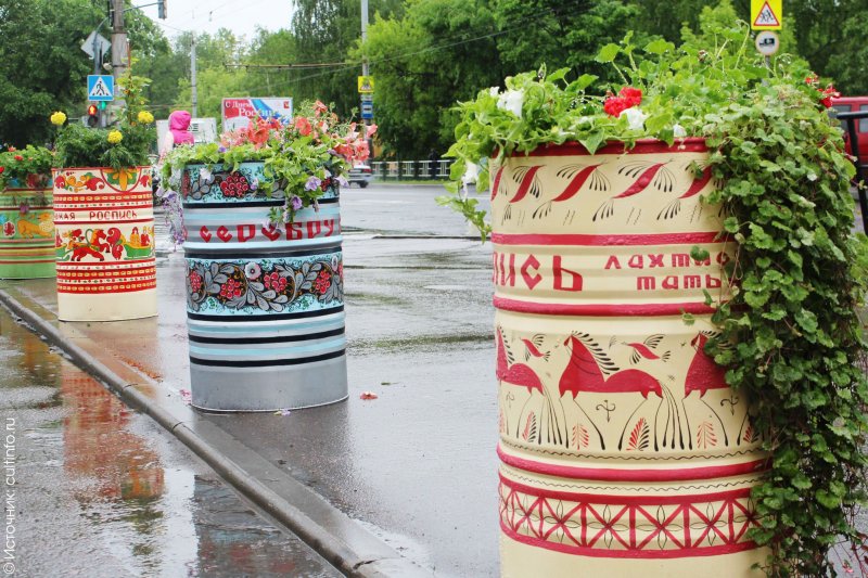 Клумба в металлической бочке