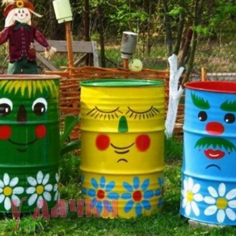 Красим бочки в саду