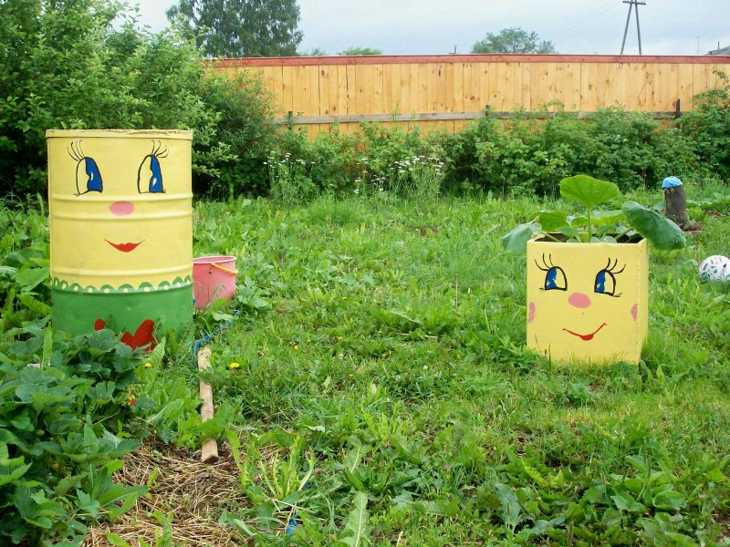Рожица на бочке в саду