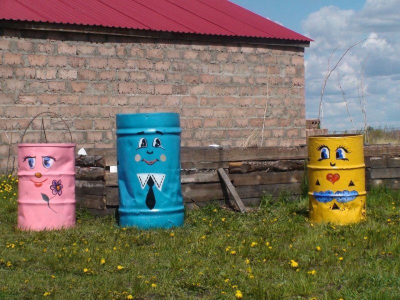 Клумба из бочки деревянной